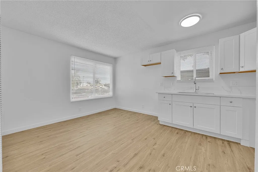 2 bed, 700 sqft, $2,300 — Photo 4