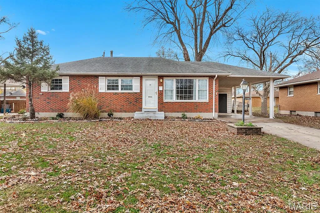 2592 Lynch Ave photo 1