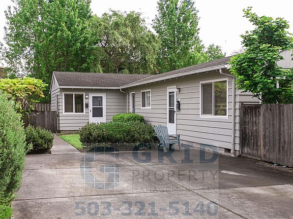 4th image of 2204-2206 SE Woodward St #2204