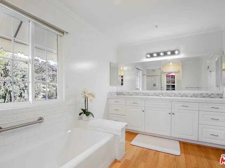 3855 Rambla Pacifico #D — Photo 2