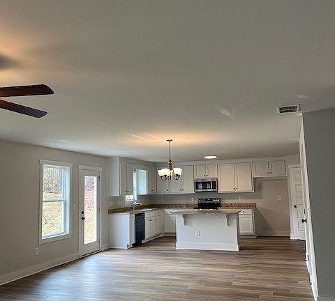 4th image of 490 Riley Cir NW