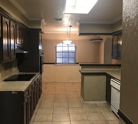 3rd image of 114 Valladolid St