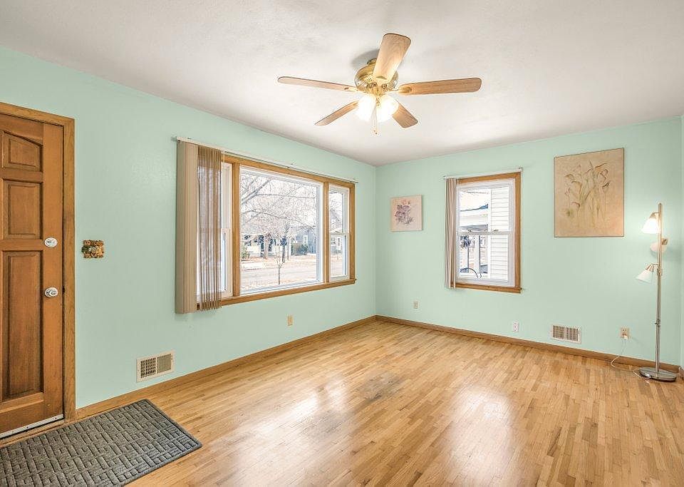 1st image of 327 20th Ave N