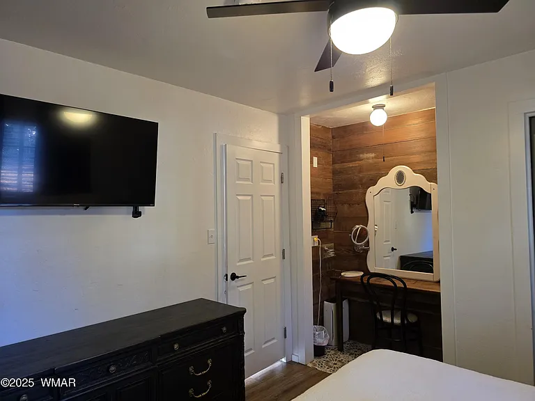 1468 W Walnut Ln — Photo 15