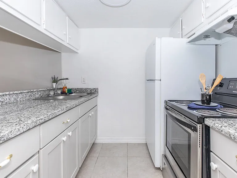 Ashley Square Apartments — Photo 20