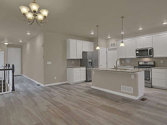 9 foot ceilings throughout