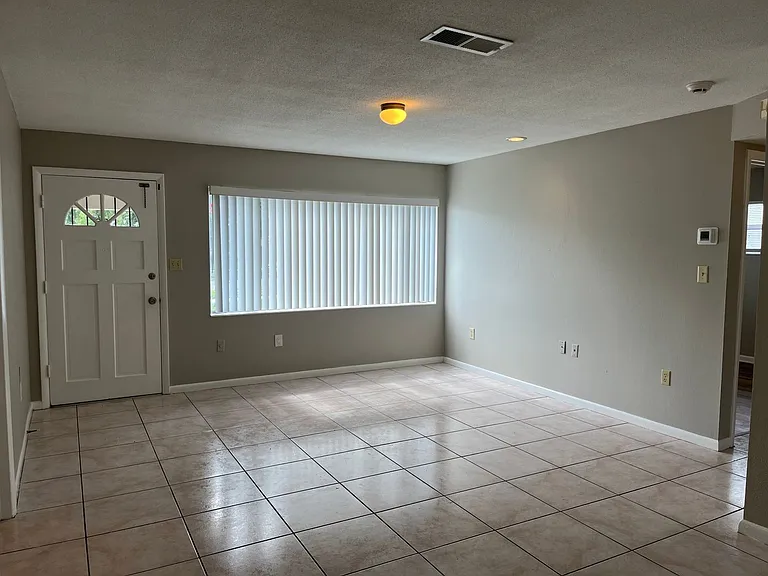 917 S Alder Ave — Photo 2