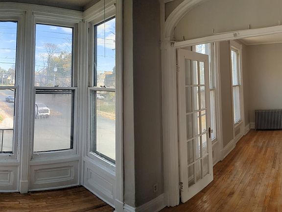 5th image of 110 Oakwood Ave APT 2