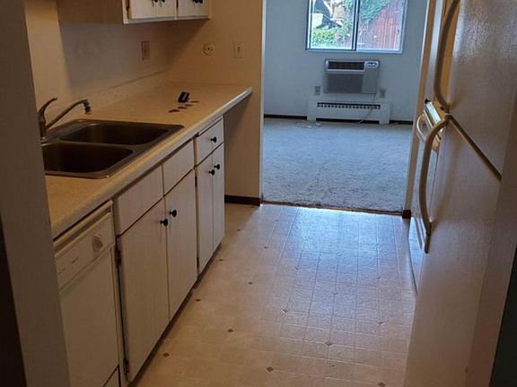 5th image of 1491 Portland Ave APT 202