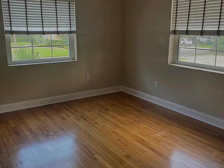 423 W Maxwell St — Photo 6