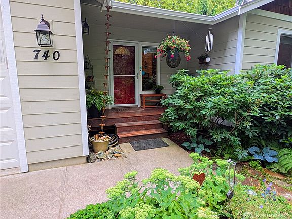 3rd image of 740 Sumerset Way