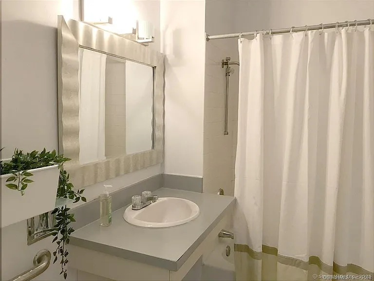 124 Court St #405 — Photo 5