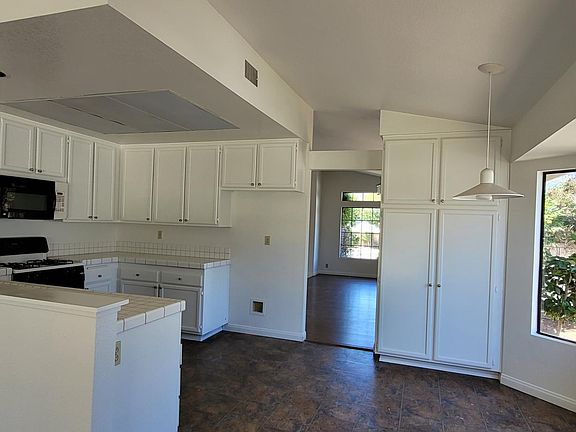 4th image of 13539 Sparren Ave