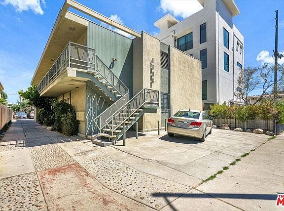 3rd image of 1006 N Hudson Ave #1006