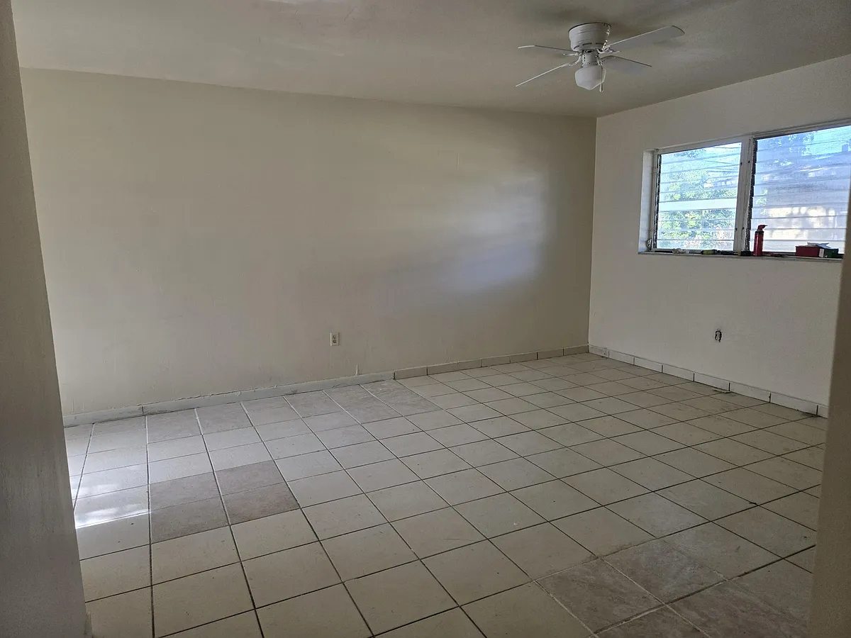 Building Photo - 1560 NE 111th St #3