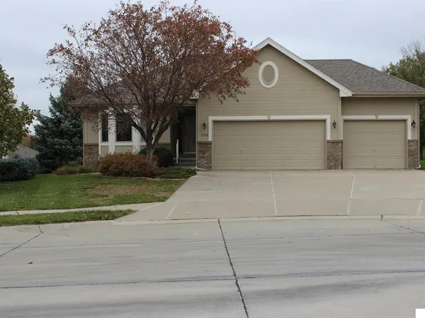 19220 Ontario Cir, Omaha, NE 68130