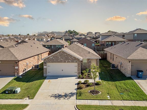2nd image of 1526 Dilley Ln