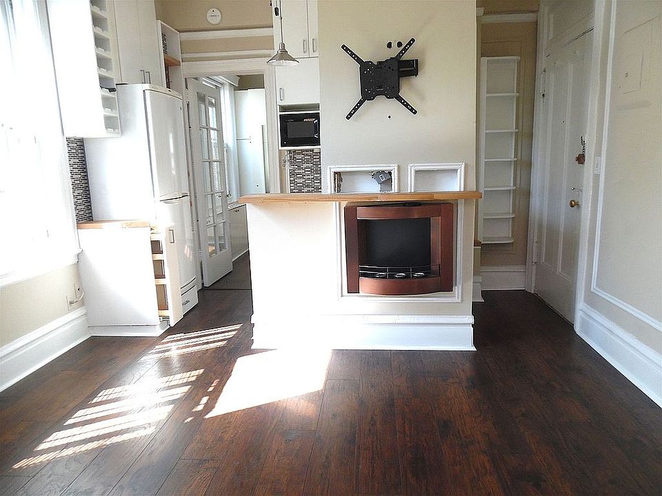 1st image of 170 W 74th St APT 902