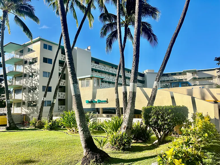Front of Makaha Shores shows well-maintained ground and security guard shack. Security is on-site nightly 6pm-2am.