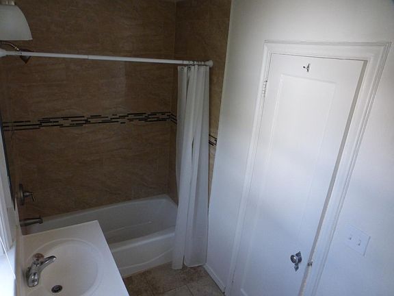 4th image of 429 D Ave
