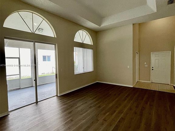 4th image of 1621 SE 17th St #1621