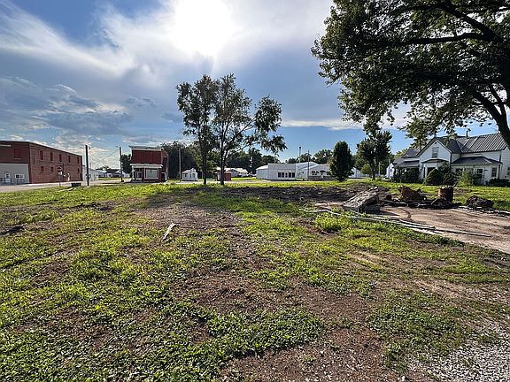 3rd image of 907 3rd St