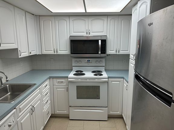 4th image of 10290 N Military Trl APT 3A