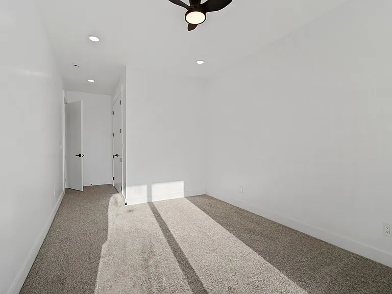 603 N Darwin St — Photo 24