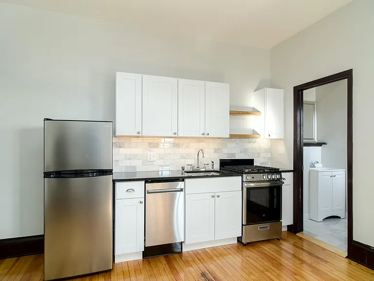Lowry Hill Apartments — Photo 10
