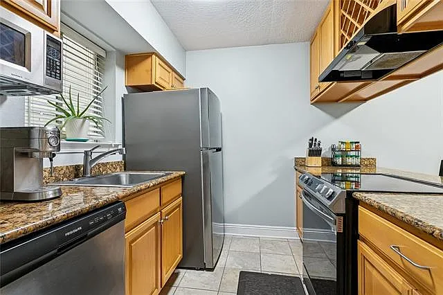 2 bed, 1.5 bath, 996 sqft, $1,400 — Photo 2