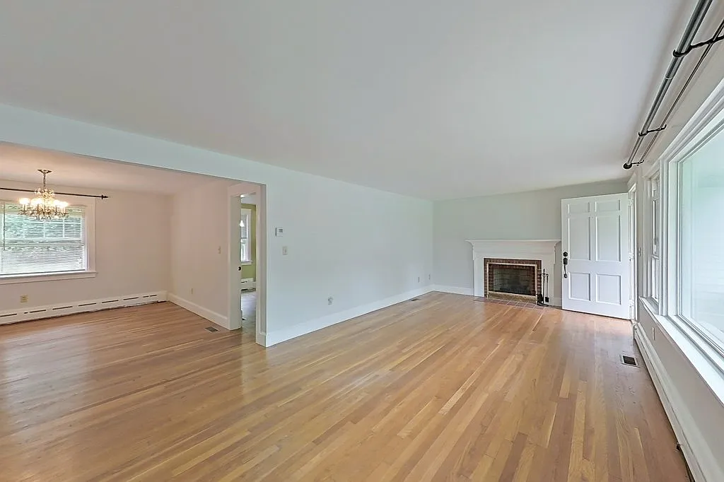 3 bed, 1.5 bath, 1352 sqft, $3,700 — Photo 2