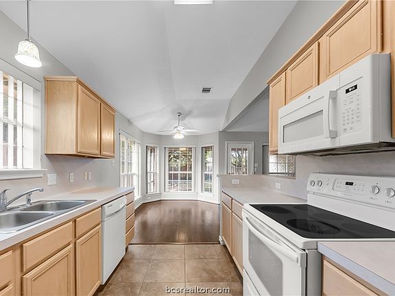 4th image of 3514 Vienna Dr