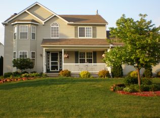 4020 Forest Edge Dr, Commerce Township, MI