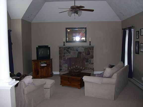 sunken great rm w/ cathedral ceiling 