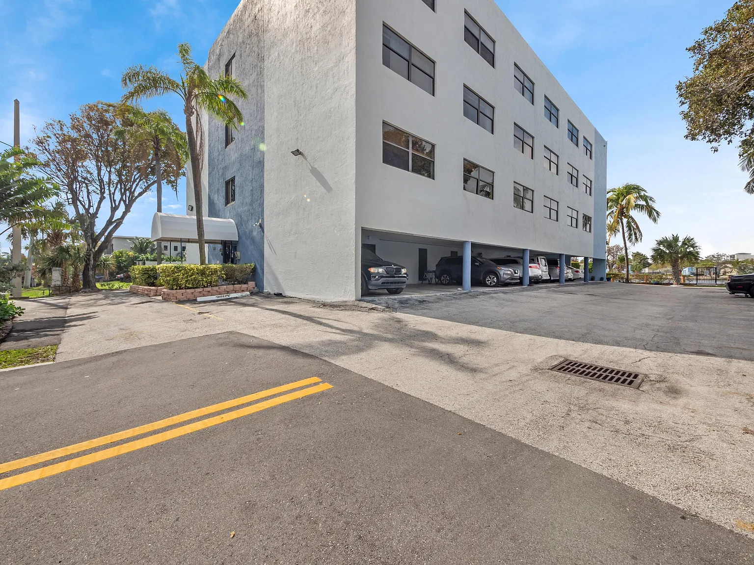 1 bed, 1.0 bath, 692 sqft, $1,800 — Photo 3