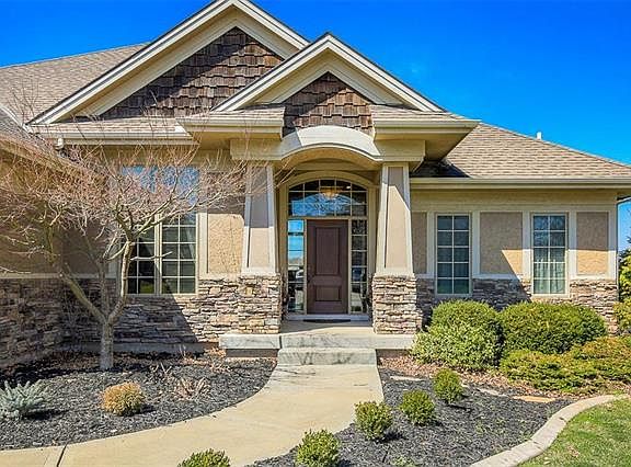 3rd image of 204 SE Waterwheel Ln