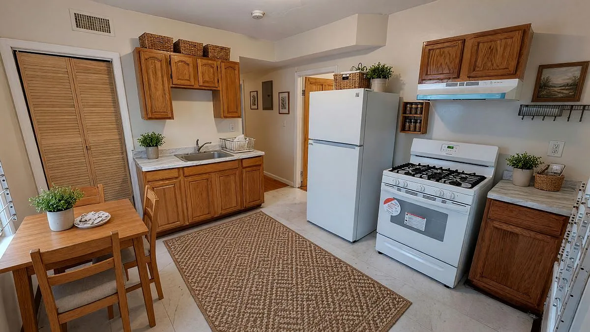 3 bed, 1.0 bath, 914 sqft, $3,000 — Photo 3