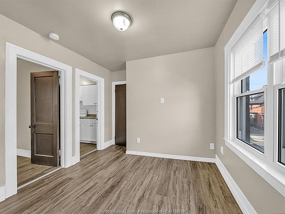 4th image of 669 Park St W