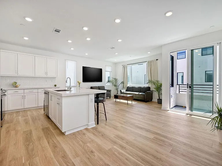 2301 Acara Cir — Photo 4