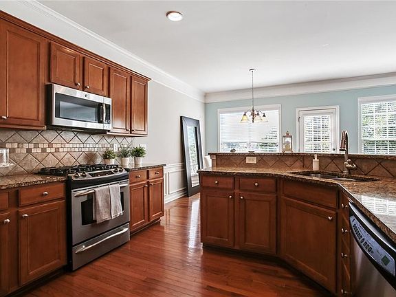 5th image of 250 Glenwood Dr