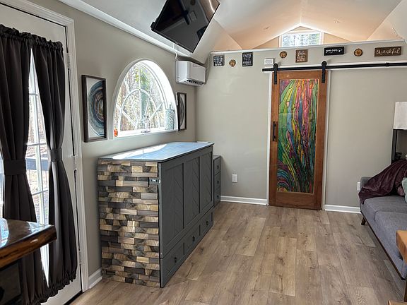 5th image of 817 Club Cir NE