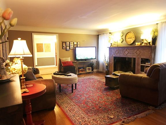 4th image of 10524 W 61st St