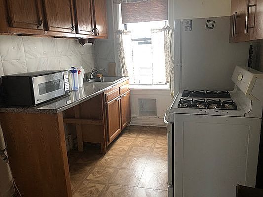 3rd image of 2311 33rd St APT 4D