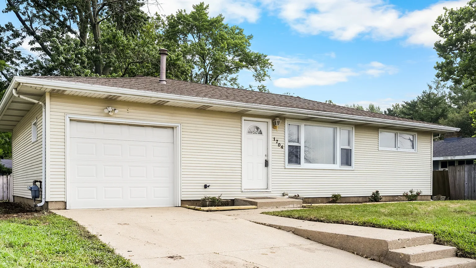 1704 W Kirby Ave photo 1