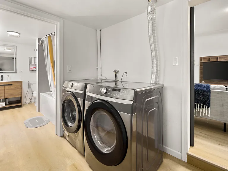Laundry (Washer/Dryer)