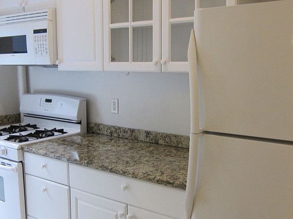 5th image of 442 Hudson St #1B