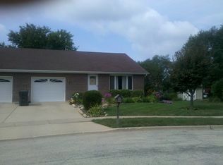 17 Pine Ct, South Elgin, IL 60177