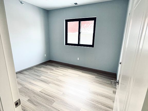 4th image of 9466 McDougall St