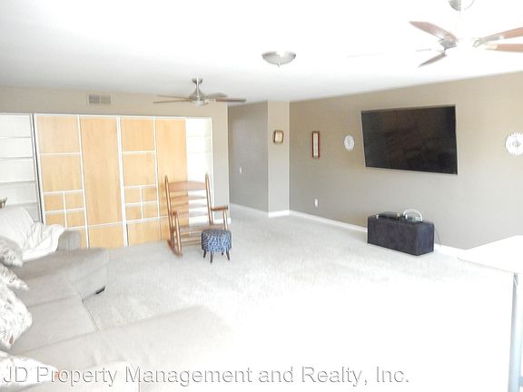 3rd image of 5676 Chateau Dr Unit A