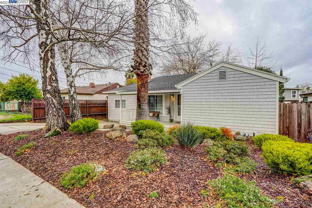 22597 Byron St photo 1